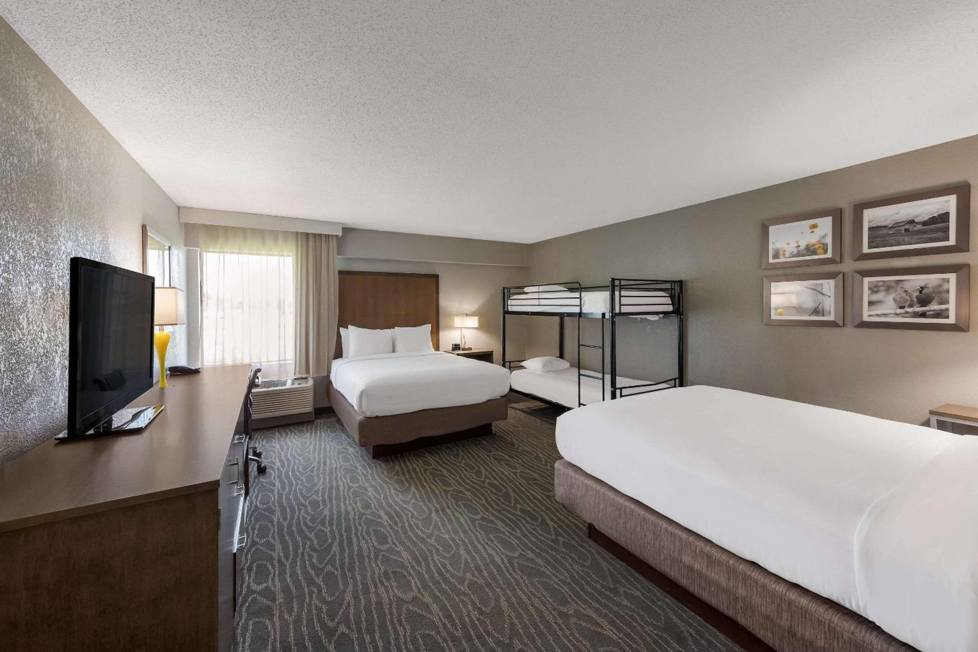 Comfort Inn & Suites Tipp City Dayton North I-75 Exterior photo